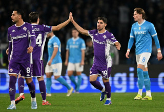 מנור סולומון חוגג עם שחקני פיורנטינה אחרי שכבש מול נאפולי (צילום: אימג'בנק  GettyImages)