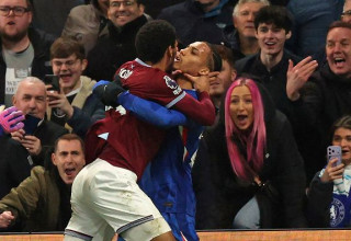 טודיבו מתנפל על ז'ואאו פדרו (צילום: ADRIAN DENNIS)