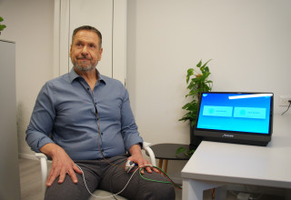 מטופל עם המכשיר CORA של חברת AccuLine (צילום: יח"צ)