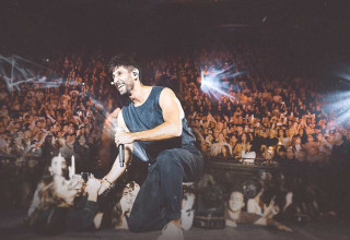 עידן עמדי בהופעה (צילום: אורית פניני)