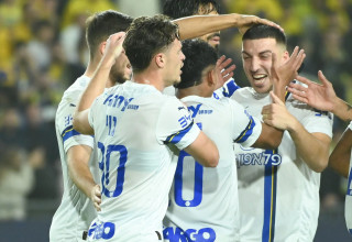 שחקני מכבי תל אביב חוגגים (צילום: ברני ארדוב)