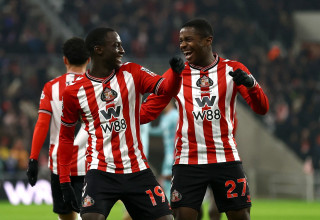 חביב דיארה שחקן סנדרלנד (משמאל) חוגג שער עם נואה סאדיקי (צילום: רויטרס)