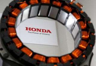 מנוע שיוצר ביפן על ידי מתכות נדירות, על רקע הלוגו של הונדה (צילום: רויטרס)
