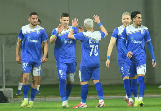 שרצקי, מרטינס, אוגריסה ושחקני קרית שמונה חוגגים (צילום: ברני ארדוב)