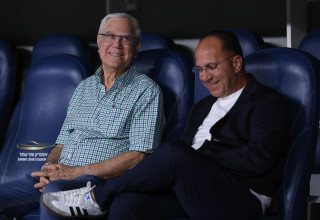 נשיא מכבי חיפה יעקב שחר לצד איציק עובדיה (צילום: מאור אלקסלסי)