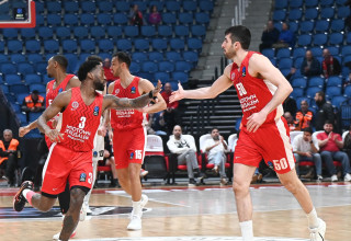 שחקן הפועל ירושלים קאדין קרינגטון עם יובל זוסמן (צילום: ברני ארדוב)