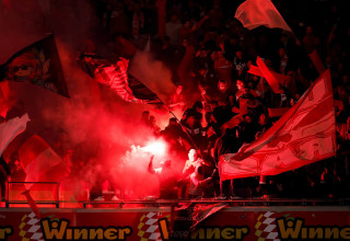 רימוני עשן ביציע אוהדי הפועל באר שבע (צילום: מאור אלקסלסי)