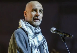 מאמן מנצ'סטר סיטי, פפ גווארדיולה, עם כאפייה באירוע צדקה למען עזה (צילום: אתר רשמי, טוויטר)