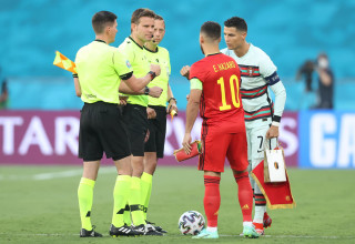 כריסטיאנו רונאלדו קפטן נבחרת פורטוגל עם אדן הזאר קפטן נבחרת בלגיה, יוני 2021 (צילום: GettyImages, Alexander Hassenstein)