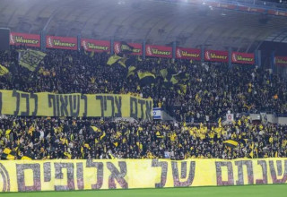 שואפים לכל התארים. אוהדי בית"ר ירושלים (צילום: דני מרון)