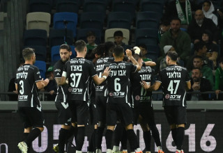 שחקני עירוני טבריה חוגגים (צילום: ברני ארדוב)