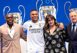 קיליאן אמבפה והוריו במעמד החתימה בריאל מדריד (צילום: Getty images)