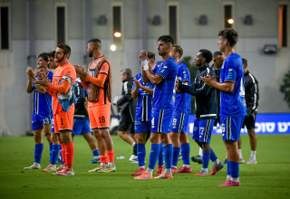 שחקני הפועל פתח תקוה מודים לקהל, יונתן כהן במרכז (צילום: אריאל שלום)