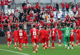 שחקני הפועל תל אביב חוגגים עם הקהל (צילום: לילך וייס)