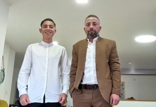 ליית' אבו סאלח עם בנו פג'ר ז״ל בן ה-16 שנרצח במגרש הכדורגל (צילום: פרטי)