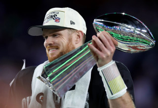 סם דרנולד שחקן סיאטל סיהוקס אחרי הזכייה בסופרבול 60 (צילום: GettyImages, Kevin Sabitus)