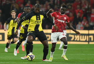 שחקן בית"ר ירושלים, בריאן קרבאלי, מול שחקן הפועל באר שבע קינגס קאנגווה (צילום: ברני ארדוב)