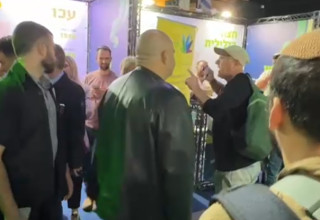 מפגין צועק לעבר השר יצחק וסרלאוף (צילום: ללא קרדיט)