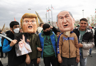 מסכות של דונלד טראמפ ובנימין נתניהו - ציון יום השנה ה-47 למהפכה האסלאמית באיראן (צילום: רויטרס)