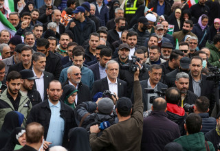 נשיא איראן מסעוד פזשכיאן נושא דברים במהלך ציון יום השנה ה־47 למהפכה האסלאמית בטהרן, איראן (צילום: רויטרס)