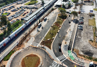 מסוף תחבורה ציבורית לתחנת הרכבת קיסריה פרדס-חנה (צילום: רכבת ישראל)