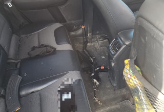 הנשקים והתחמושת שנמצאו ברכבם של בני משפחת אלשמאלי   (צילום: דוברות המשטרה)