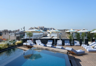 בריכת סקיילארק - והאקרופוליס ברקע (צילום:  ליאור גרונדמן)