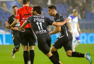 גיא חדידה שחקן עירוני טבריה חוגג שער עם ניב גוטליב (צילום: קובי אליהו)