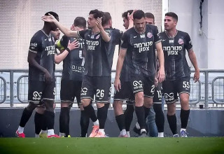 רצף האכזבות נעצר. שחקני הפועל חיפה חוגגים (צילום: אריאל שלום)