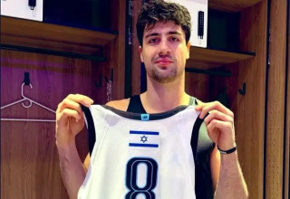 דני אבדיה עם גופיית האולסטאר (צילום: אתר רשמי, מתוך אינסטגרם)