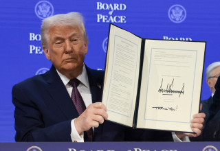 דונלד טראמפ בחתימה על מועצת השלום בדאבוס (צילום: רויטרס)