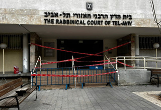 חסימת הכניסה לבית הדין הרבני בתל אביב (צילום: באדיבות בונות אלטרנטיבה)
