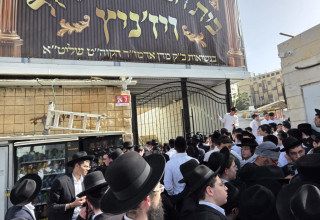 הפגנת חרדים מול חסידות ויז'ניץ (צילום: שמעון ברוך)