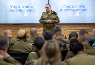 הרמטכ"ל רא"ל אייל זמיר עם מפקדי חטיבות המילואים (צילום: דובר צה"ל)