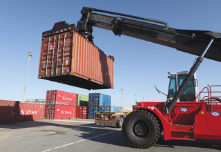 נמל אשדוד (צילום: יונתן סינדל, פלאש 90,יעקב נאומי, פלאש 90)