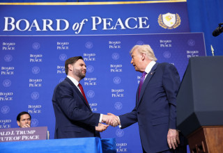 דונלד טראמפ וסגנו ג'יי די ואנס בכינוס מועצת השלום בוושינגטון (צילום: רויטרס)