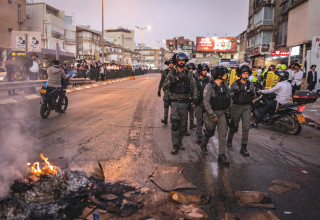 בני ברק אחרי תקיפת החיילות (צילום: פלאש 90)