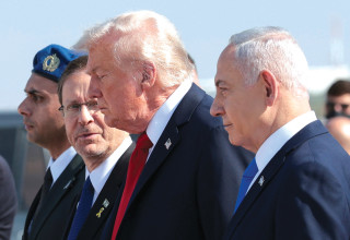 בנימין נתניהו, דונלד טראמפ ויצחק הרצוג, 13.10.25 (צילום: רויטרס)