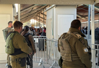 פלסטינים במעבר קלנדיה  (צילום: דובר צה"ל)