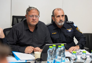 איתמר בן גביר ודני לוי בהערכת מצב בהר הבית (צילום: דוברות המשטרה)