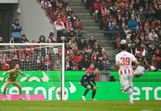 רגע של קסם. ראגנר אצ'ה מתעופף למספרת (צילום: Getty images)