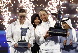 ג'סיקה פגולה טניסאית אמריקאית אלופת טורניר דובאי לצד אלינה סביטולינה טניסאית אוקראינית (צילום: רויטרס)