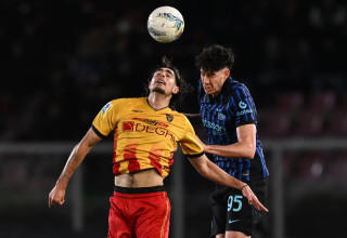 שחקן לצ'ה, עומרי גאנדלמן, מול שחקן אינטר, אלסנדרו באסטוני (צילום: GettyImages, Image Photo Agency)