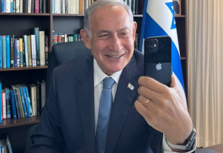 בנימין נתניהו בטלפון (צילום: דוברות הליכוד)