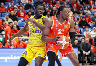 טאי אודיאסי, מול אדאמה סאנוגו, הפועל חולון מול הפועל תל אביב (צילום: לילך וייס רוזנברג)