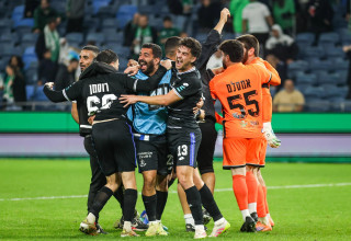 שחקני הפועל פתח תקוה חוגגים (צילום: קובי אליהו)