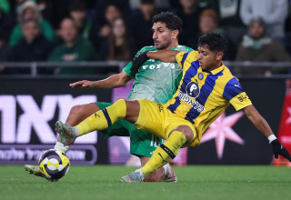 קרווין אנדרדה שחקן מכבי תל אביב מול קני סייף שחקן מכבי חיפה (צילום: מאור אלקסלסי)