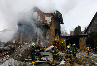 הרס בקייב אחרי נפילת טיל בליסטי (צילום: רויטרס)