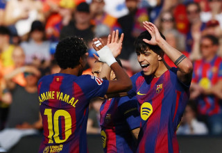 מארק ברנאל עם לאמין ימאל שחקני ברצלונה חוגגים (צילום: רויטרס)