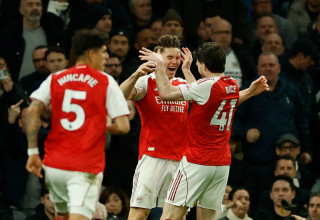 שחקני ארסנל חוגגים עם יקטור יוקרס (צילום: רויטרס)